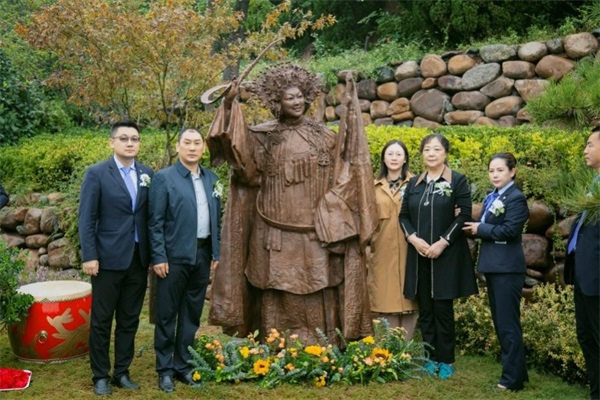 国宝级豫剧大师马金凤“还巢”纪念像揭幕仪式在洛阳仙鹤园举行