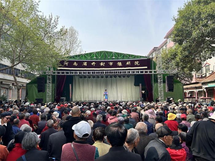 河南巩义：厚植乡风文明 共享戏曲“大餐”