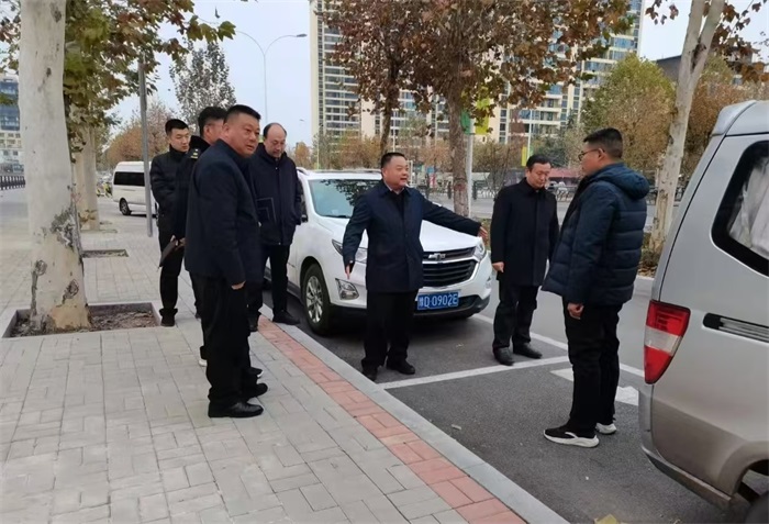 宝丰县人大常委会一行到城市管理局调研城区中小型停车场建设及“三线整治”···
