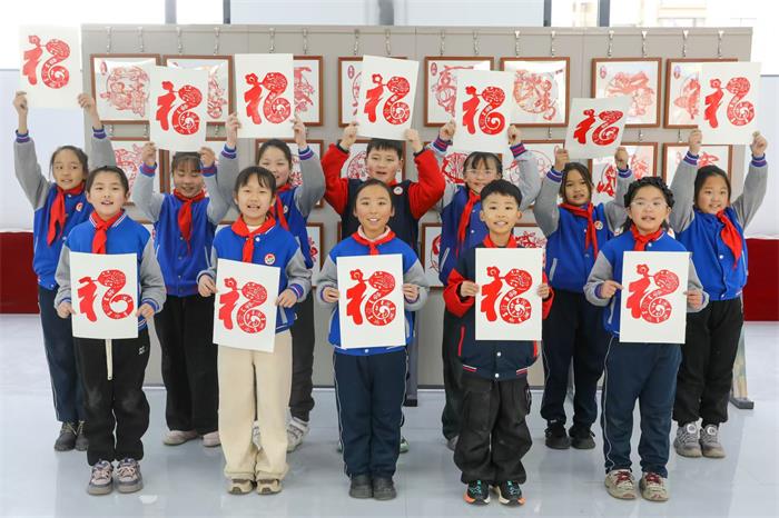 河南宝丰：非遗剪纸喜迎新年